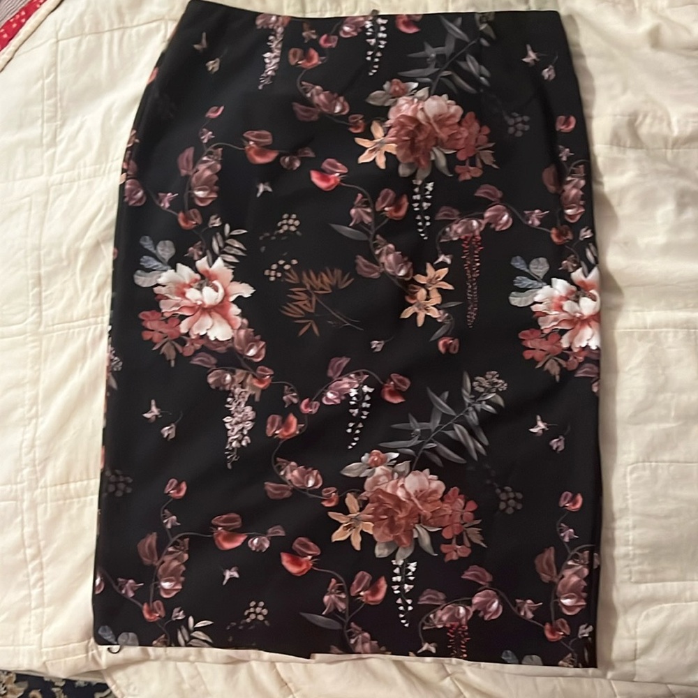 Antonio Melani size 10 beautiful floral on black background pencil skirt.